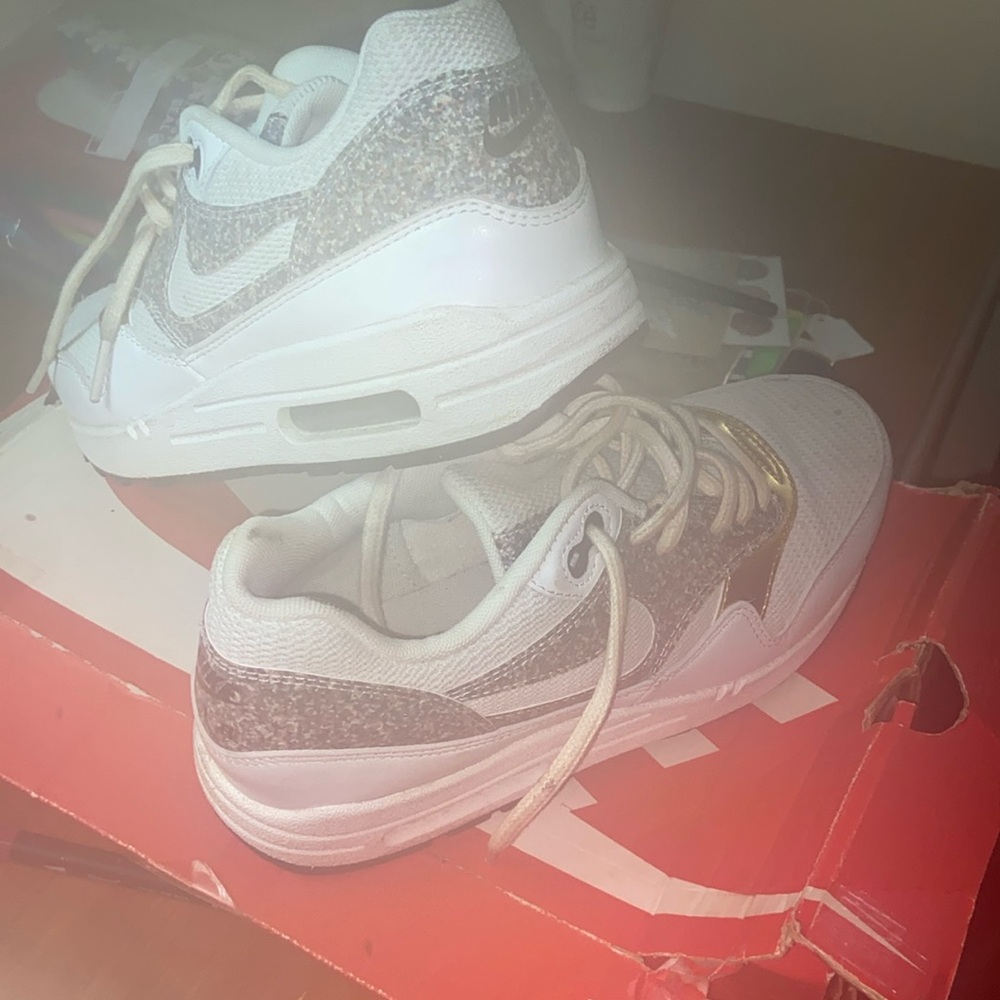 Barely worn WMNS NIKE AIR MAX size 7.5